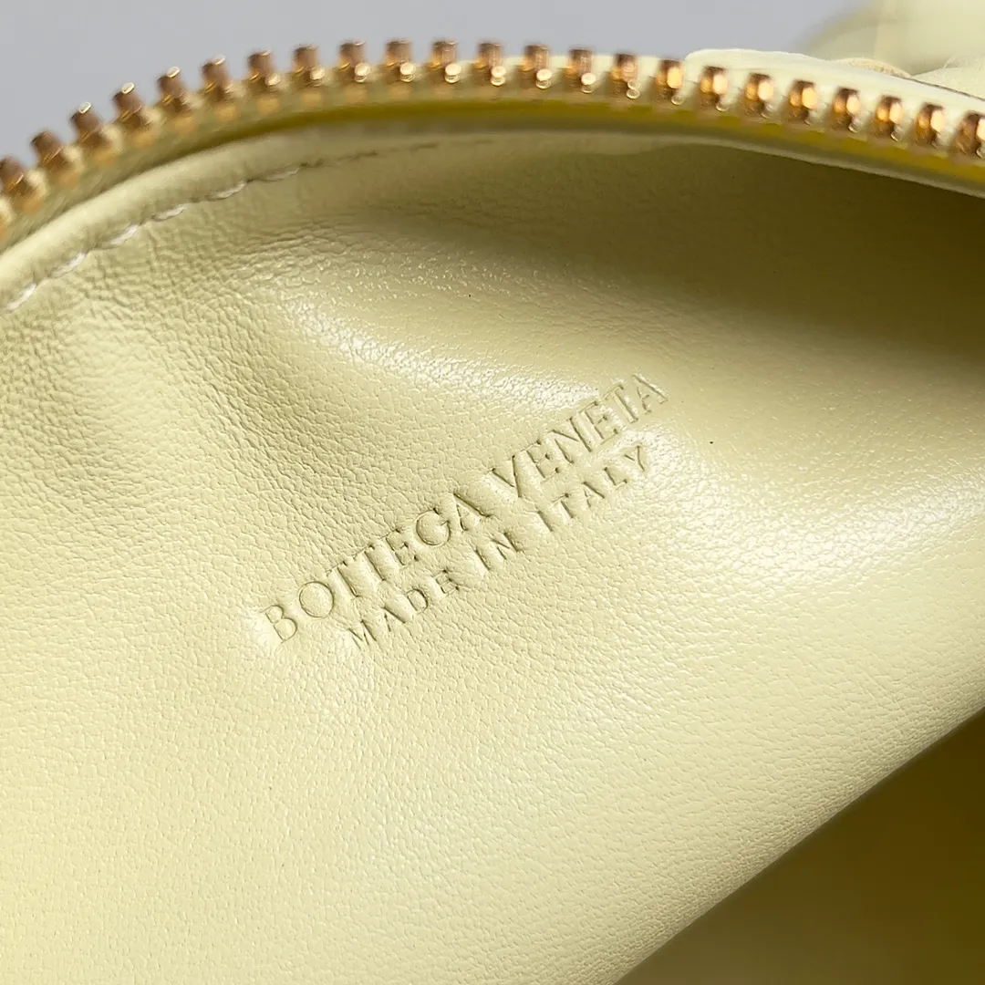 Batch 1360 It is predicted that BV Bottega’s lunch bag will be popular again this year. The entire bag is made of top nappa lambskin, which is very soft and lightweight. It also uses the intrecciato weaving process that the two founders spent several months developing from the beginning of the brand. It is completely hand-woven by Italian craftsmen. It perfectly reflects the craftsmanship of Bottega. The entire bag shape is also a very practical and popular lunch box bag type. The slightly curved arc of the bag mouth can also better fit our wrists. Style number: 754443 Size: 22*13*9